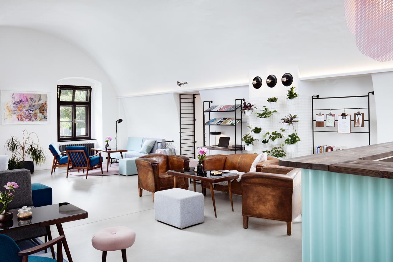 Long Story Short Hostel & Cafe Olomouc Buitenkant foto