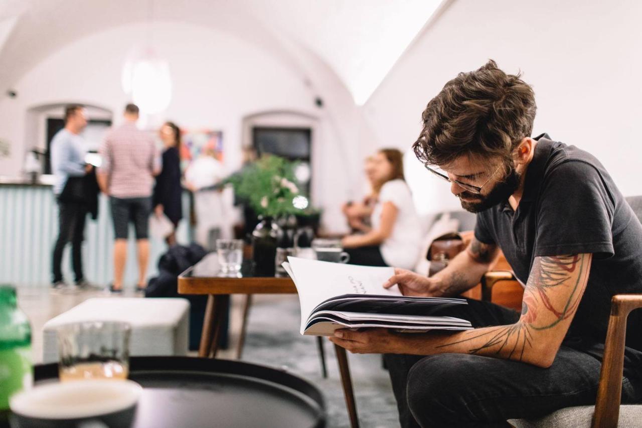 Long Story Short Hostel & Cafe Olomouc Buitenkant foto